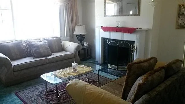 leastexpensive_livingroom.jpeg