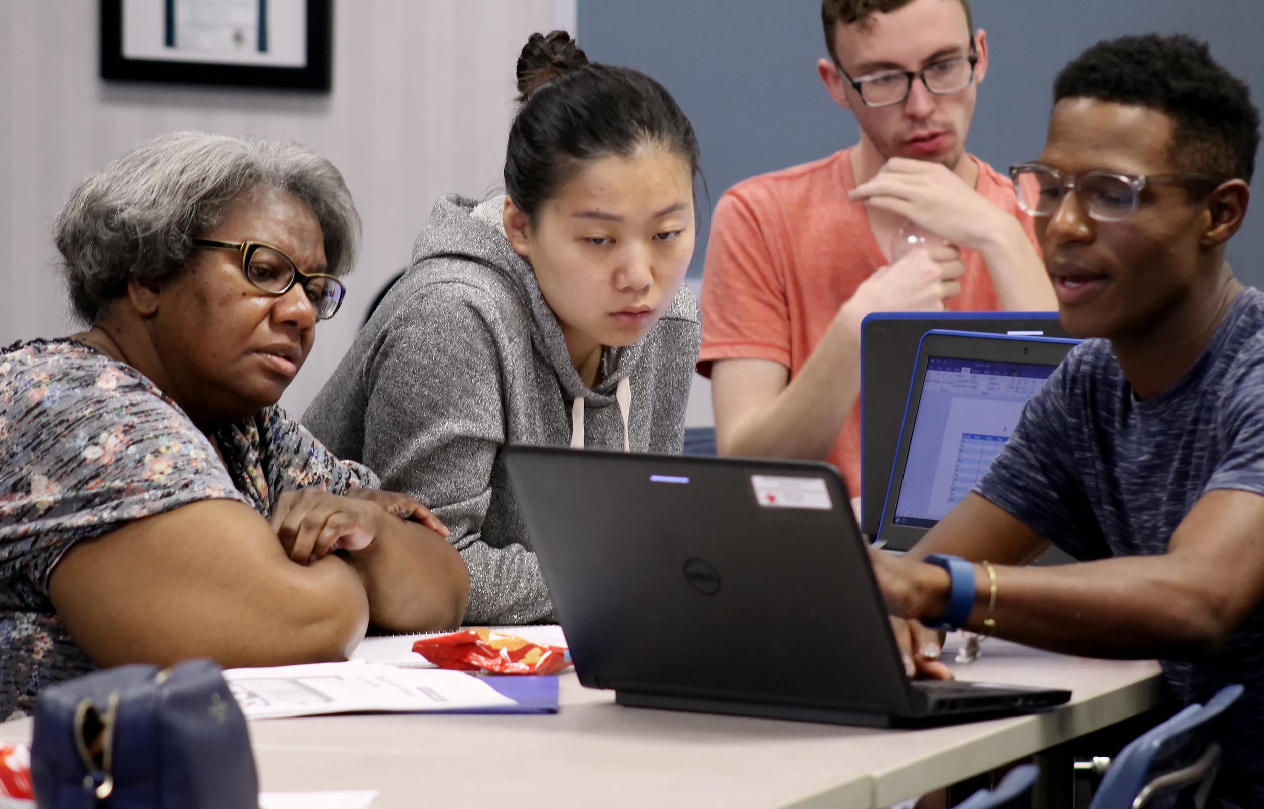 A SCSEP participant receives assistance through the LIFT Program to learn about using a computer and other technology.