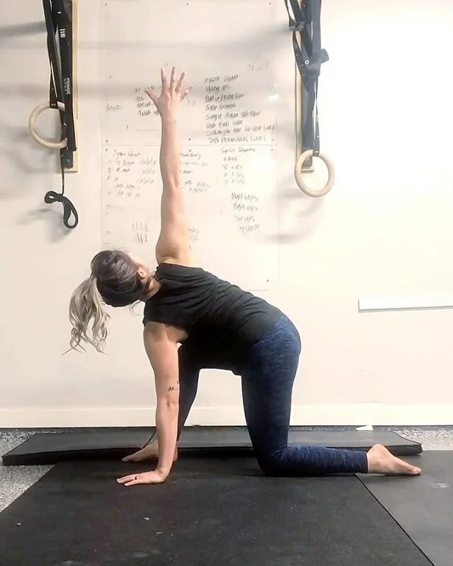 Cat + Cow with a little hip work &amp; twist makes for an excellent movement primer.
▫️ What this functional movement does: opens up the entire spine
▫️ When you should do this: after you roll out of bed in the morning or before front squats
➖
▪️ Beg