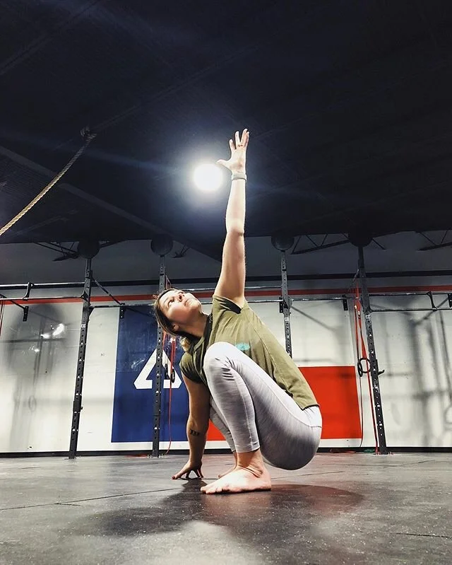 Malasana, or Yogi Squat, is a deep stretch for your groin, hips, and ankles. I like to add a little thoracic opener here to change things up.
➖
▫️ When you should do this: Prepping for heavy squats, or just giving yourself a break from sitting at a d