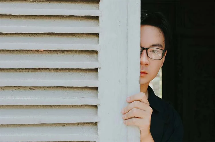 a-wedding-crasher-trying-to-sneak-in.jpg