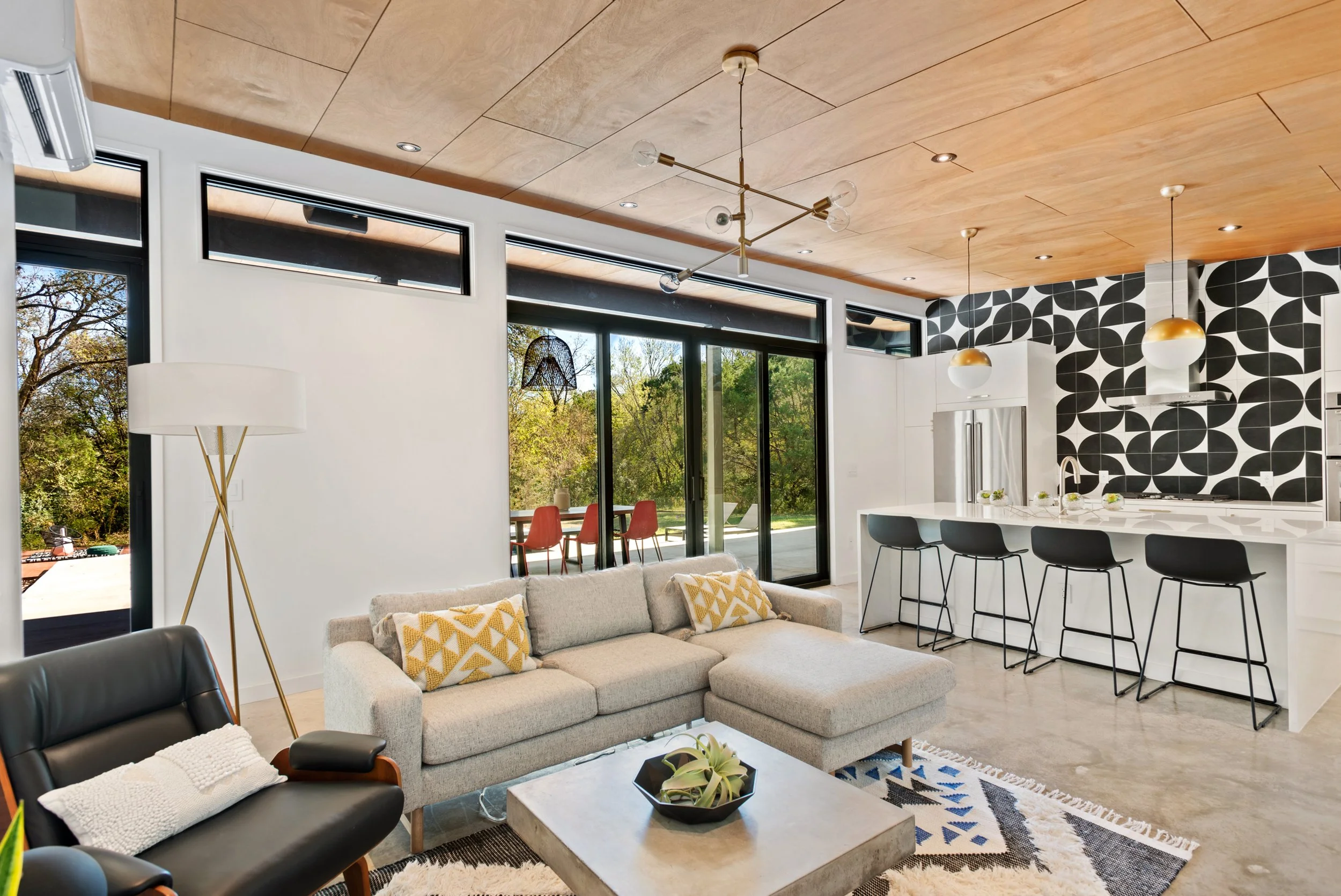 8819 Leo St-8.jpg