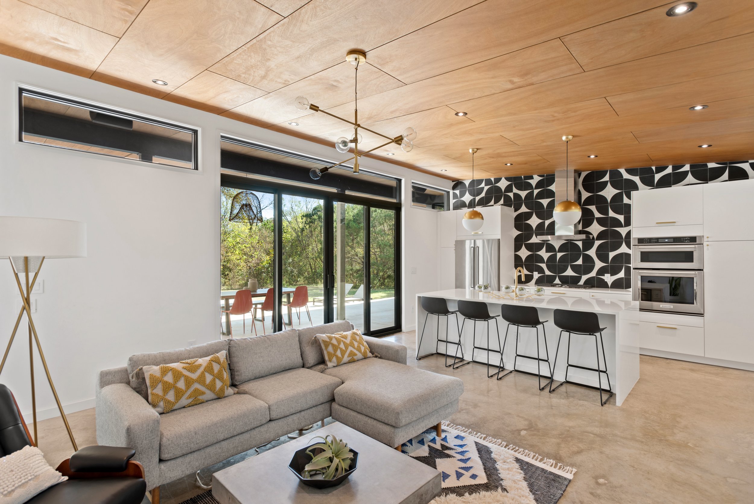 8819 Leo St-7.jpg