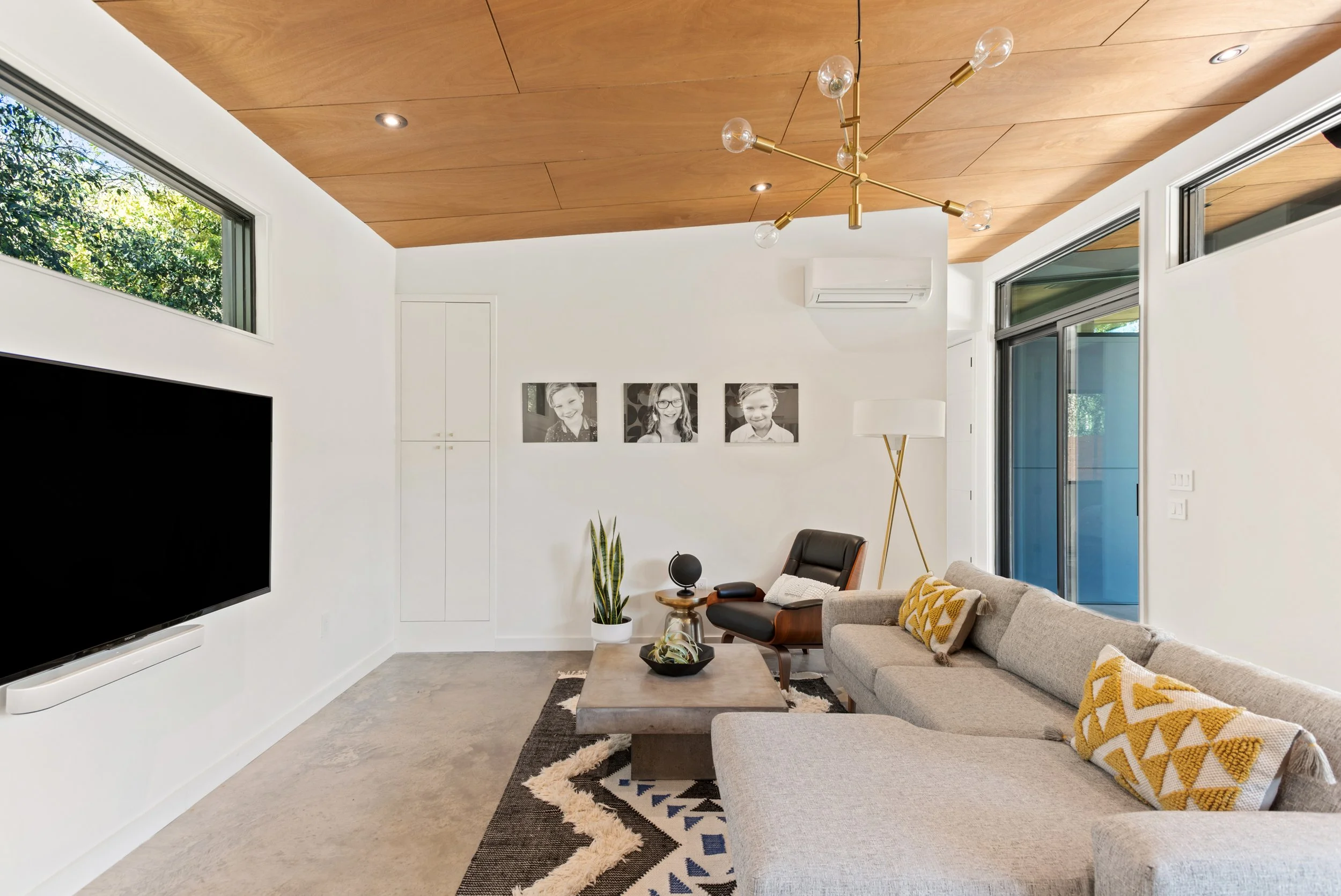8819 Leo St-10.jpg