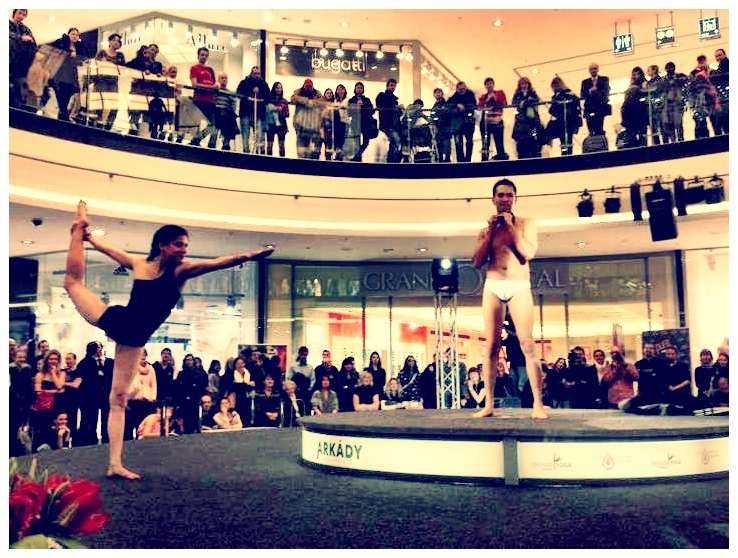 Cynthia Wehr and Ky Ha demonstrating at Prague Championships