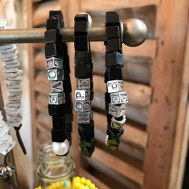 Bracelets
.
.
.
#bracelets #savaleflowersantiques