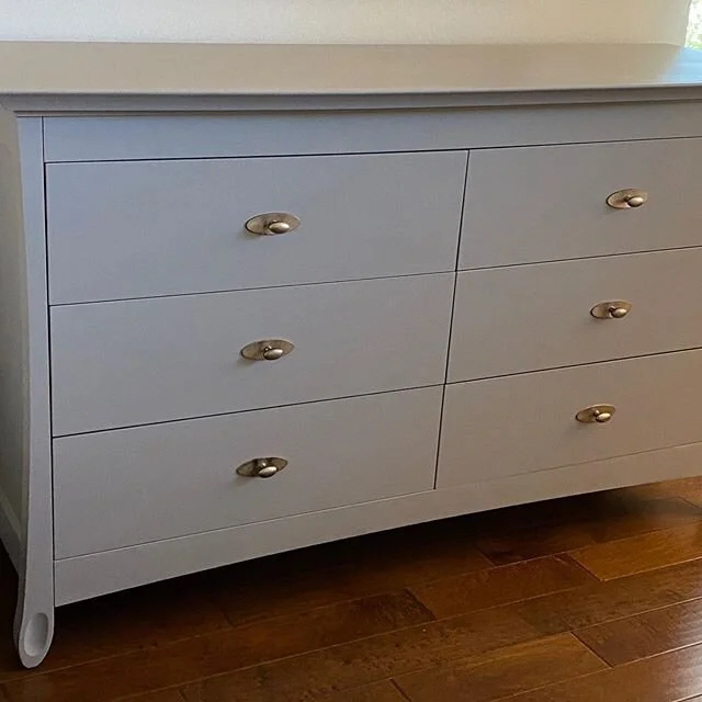 This dresser was painted in a custom mix of palace white and linen then finished with the low luster varnish. .
.
#joliepaint #joliepaints #makelifebeautiful #joliebyme #linen #palacewhite #dresser #savaleflowersantiques