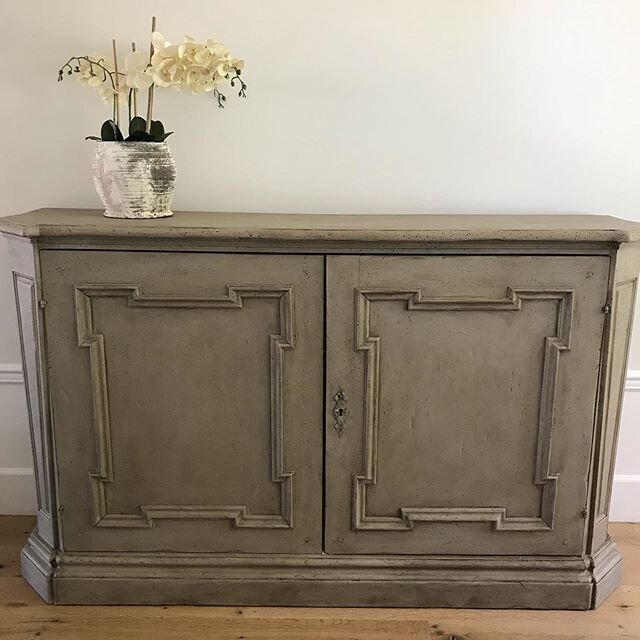 This great piece had turned orange so it got a makeover using a Custom color of Linen, Palace white , and cocoa finished with clear and brown wax mixed
.
.
#joliepaint #joliepaints #joliebyme #makelifebeautiful #savaleflowersantiques #linen #palacewh