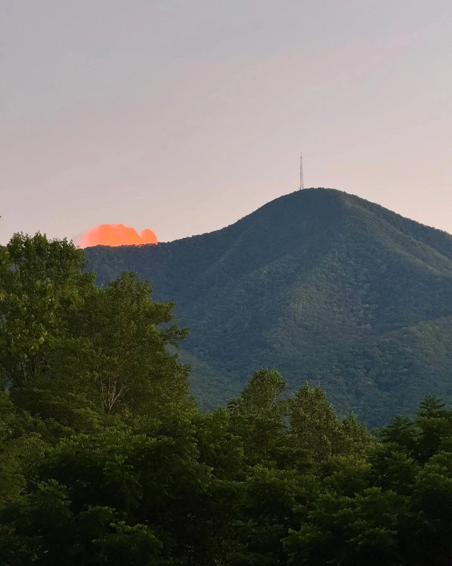 Fire on the mountain!

(Not really&mdash;just the last of the day&rsquo;s sun hitting a cloud on the other side of the ridge&hellip; pretty though!)

#voiceovervalley #mtpisgah