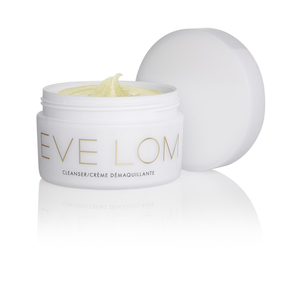 Eve Lom Cleanser Eve Lom Cleanser es un producto que nos puede cambiar la vida, o por lo menos el cutis. Definido por la revista Vogue como el mejor desmaquillante al mundo, Eve Lom Cleanser prepara la piel para recibir y optimizar la aplicación de todas las cremas. Gracias a un cocktail de potentes ingredientes como la manzanilla egipcia, el aceite de eucalipto y la manteca de cacao, saca todas las impurezas y al mismo tiempo purifica, tonifica y exfolia mejorando la circulación gracias al paño de algodón (viene con el producto) con el cual se remueve. www.evelom.com www.skinstore.com