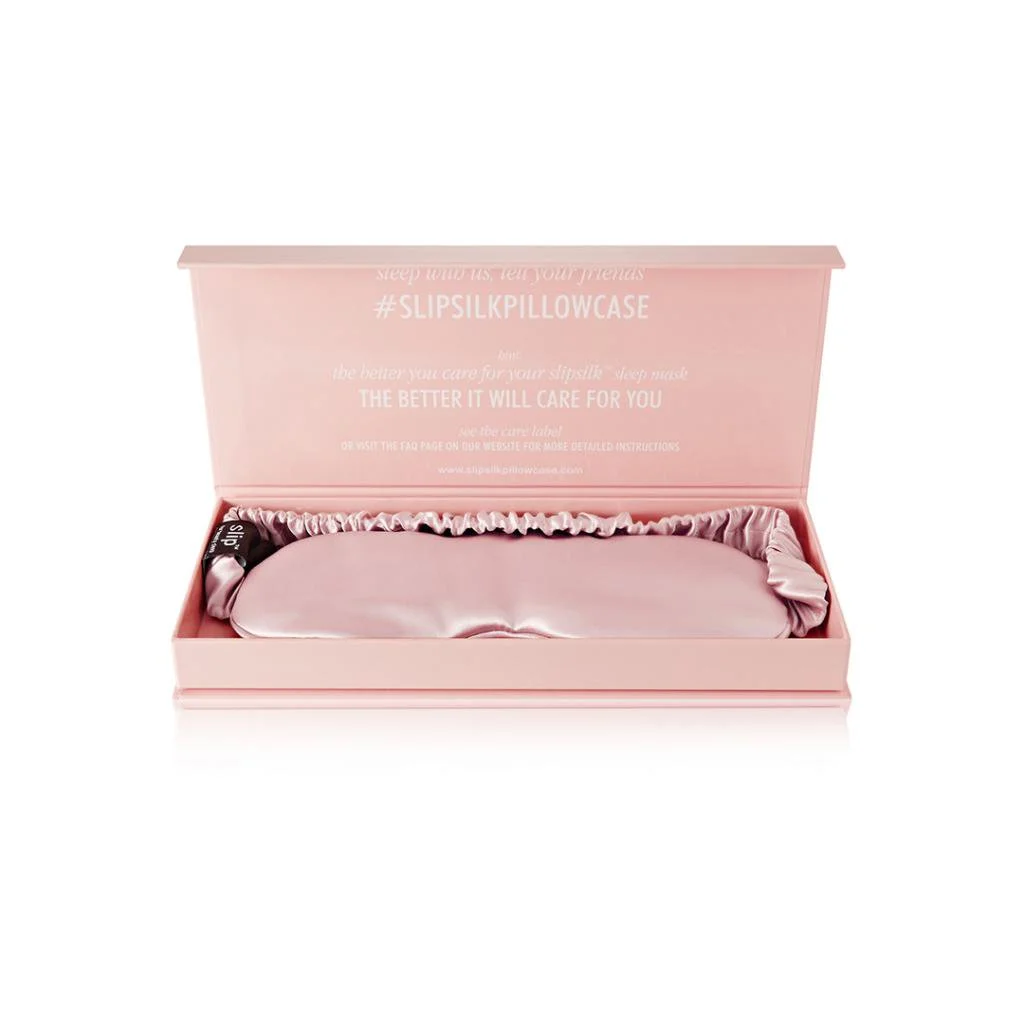 Slip Silk Mask Esta lujosa y pura Silk Sleepmask ofrece efectos benéficos anti edad protegiendo las partes más delicadas del rostro. Hecha con seda de altísima calidad, esta máscara es completamente natural, antialérgica y permite al cutis respirar además de hidratarlo. www.sephora.com