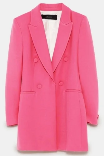 “Pink is THE new black” , y la firma low cost Zara está siempre acorde a las nuevas tendencias fashion. Este saco largo es lo ideal para darle una nota de color a los días grises de otoño. www.zara.com