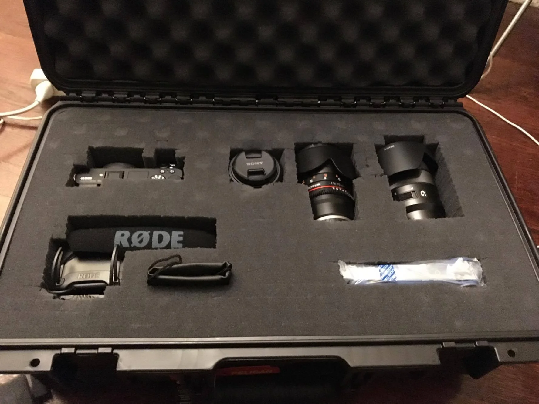 dslr camera fits in small bag-min.jpg