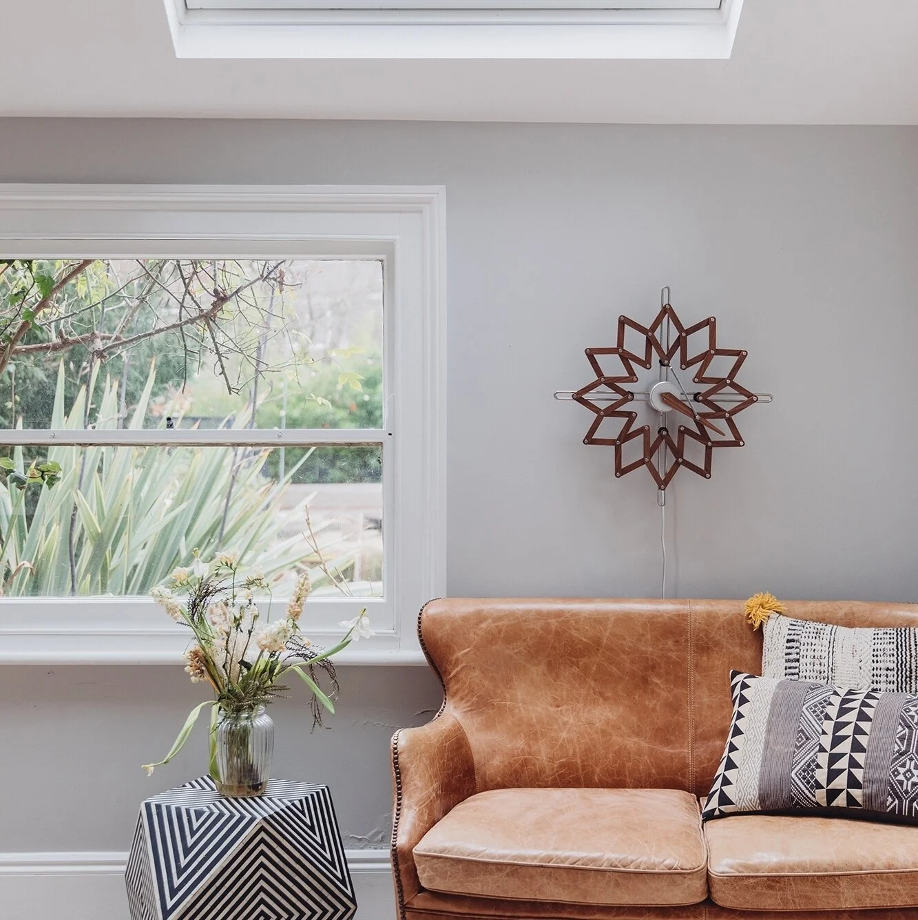 Solstice opens and closes throughout the day, bringing the inside of the home closer to nature. When the sun is higher in the sky the clock face is at its largest, and when the sun sets in the evening the clock face is at its smallest.⁠
⁠
~~~~~~~~~~~