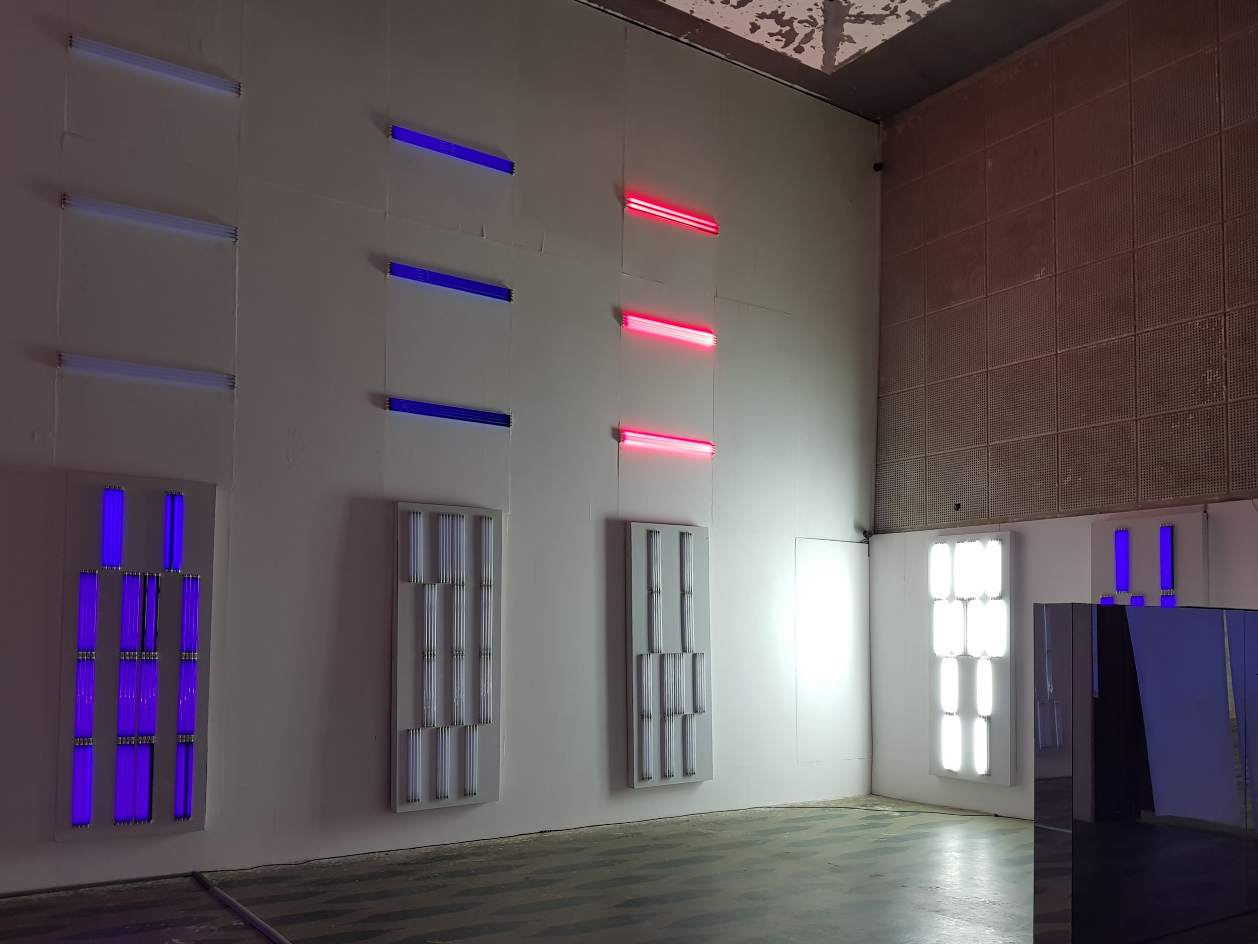   Farsights  neon pieces switched on by rhythmically set timers illuminate the installation in three colors, black, red and white, transforming its atmosphere, emulating day, night, dusk and dawn.  Other in situ neon compositions outlining the exhibi