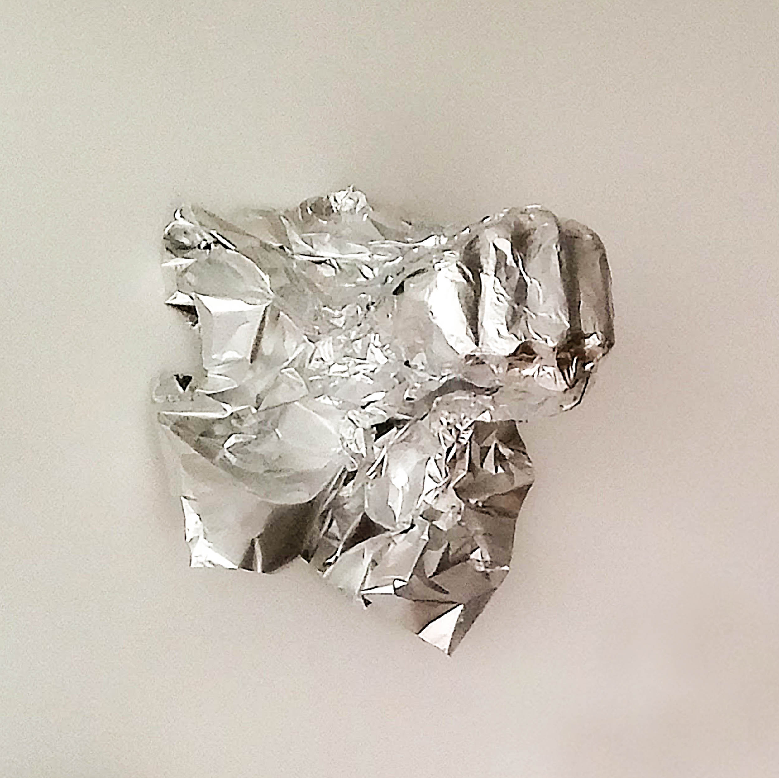  Aluminum foil molding of the artist’s fist are displayed in the exhibition space.  New aluminium foil sheets are available to the public during performances. The visitors can then mold their own fist and add it to the «Wall of Resistance», creating 