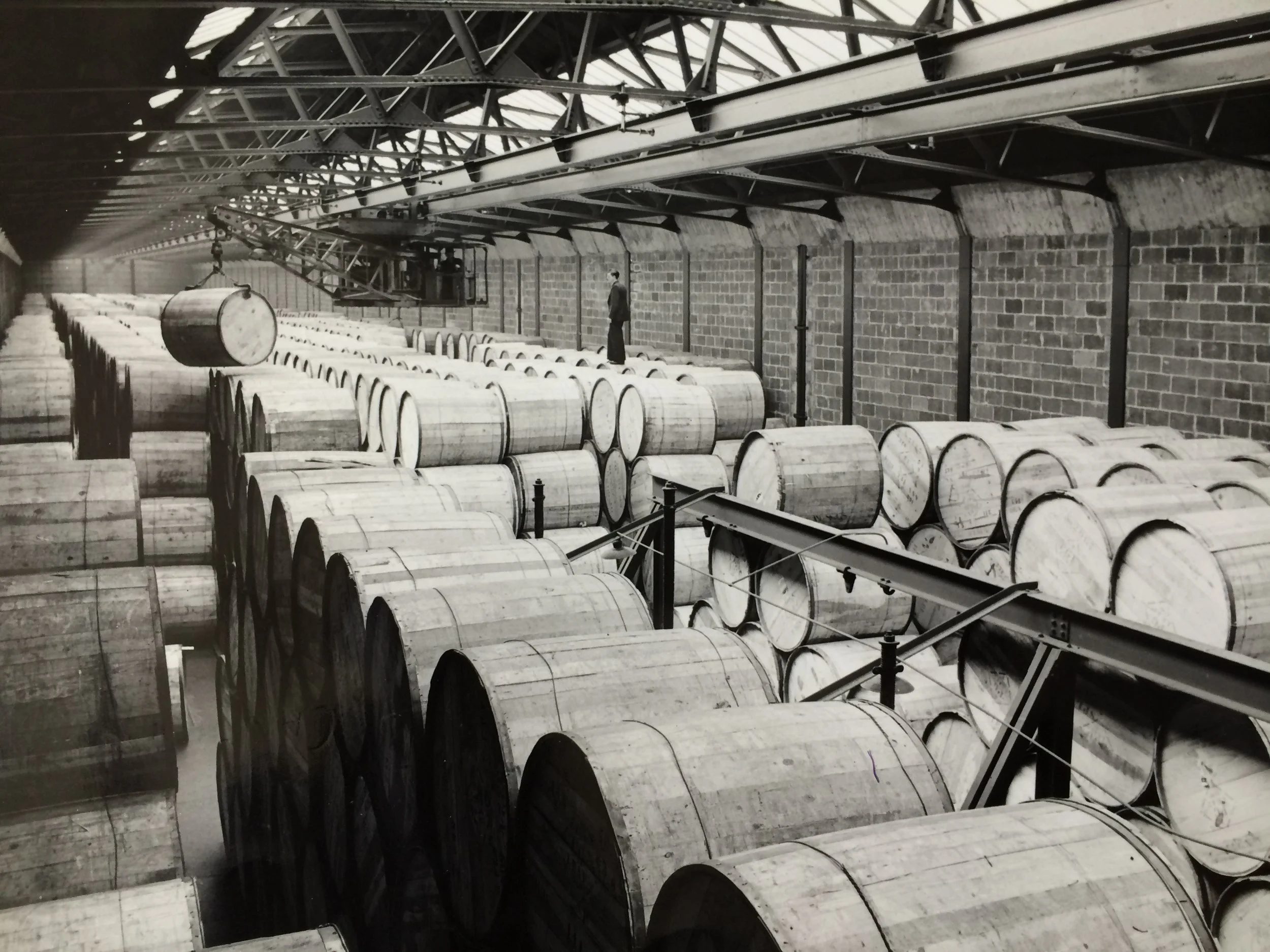 dublin dock workers tabacco casks.JPG