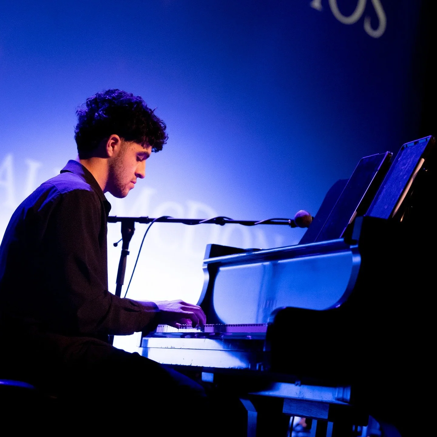 Fred always brings improv jams to life. Thanks for coming home for the weekend to sit in on this show with Divided Groove! I'm so happy you're in the music program in Albany. Looking forward to your return!

📸 @thruthewyldeglass 

-Be an Artist