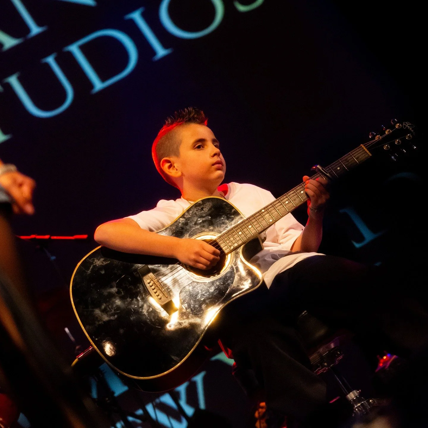 We got a huge band together for Connor's performance of, 'Sing,' by Ed Sheeran. We had a least 5 back up singers! The song was definitely high energy and fun to play!
Thanks, Connor, for bringing down the house on this one!

📸 @thruthewyldeglass 

-