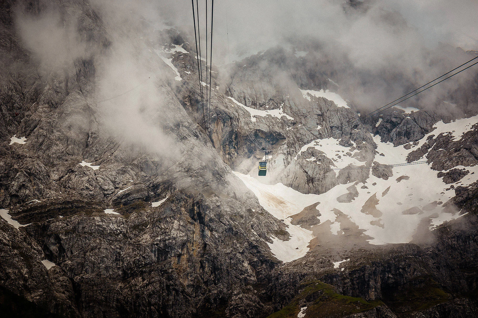 Einer der ungewöhnlichsten Location unserer Reise: mit dem 2,4-Meter-Sammelschiffchen in der Gondel auf dem Weg zum Gipfel Zugspitze .