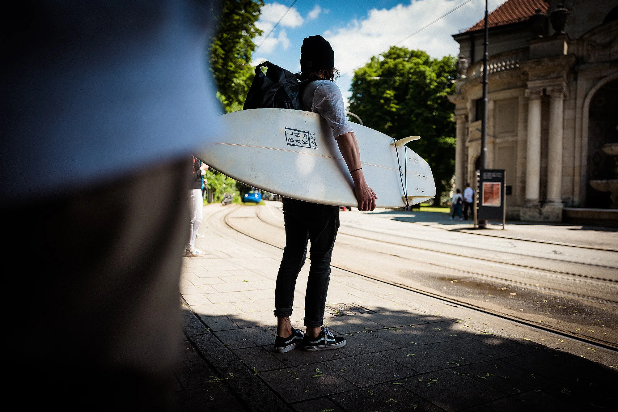 Surferleben in München: die #Bootstour zu Gast an der Eisbachwelle .