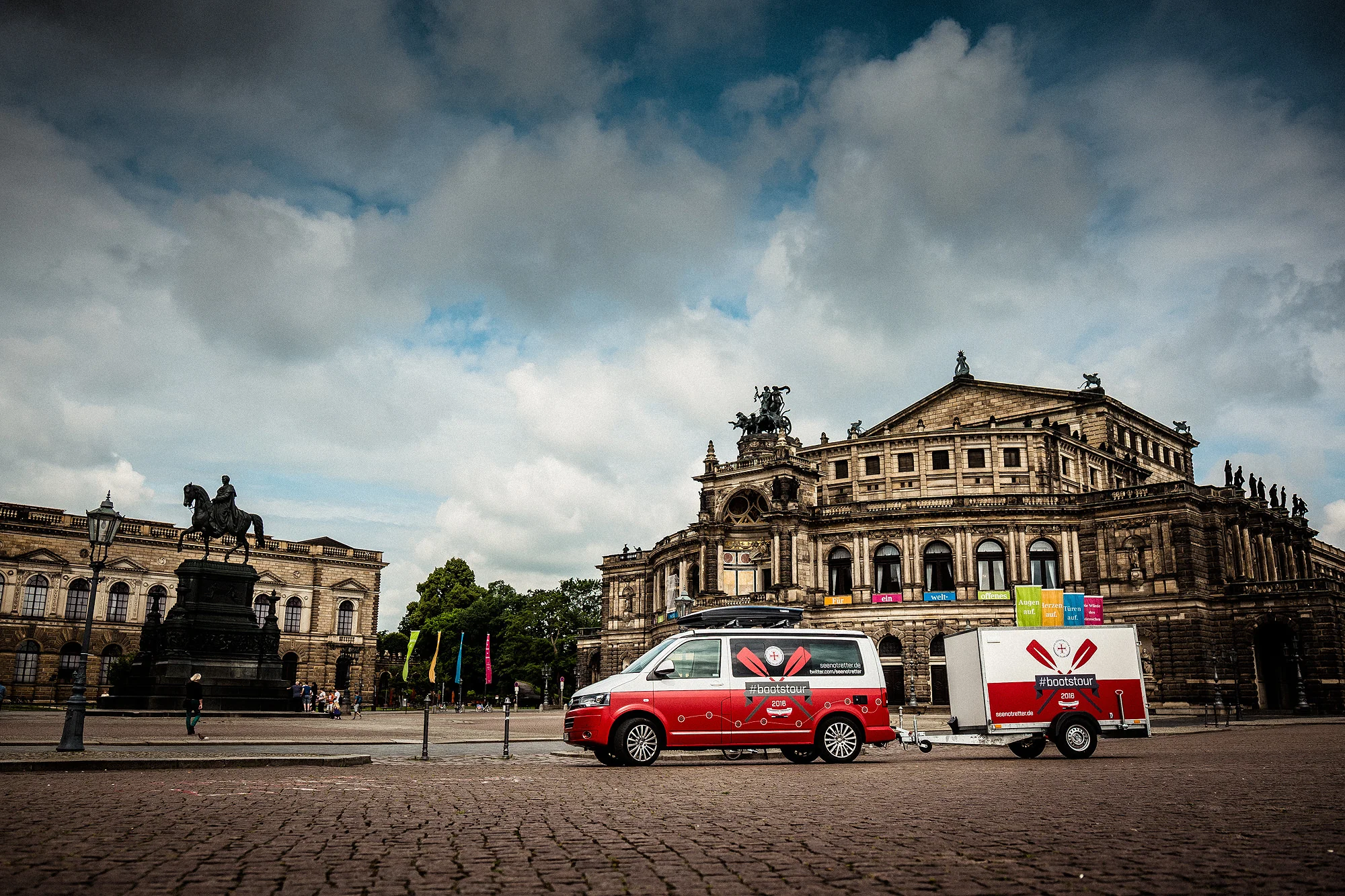 Das komplette #Bootstour-Gespann vor der Semperoper in Dresden.