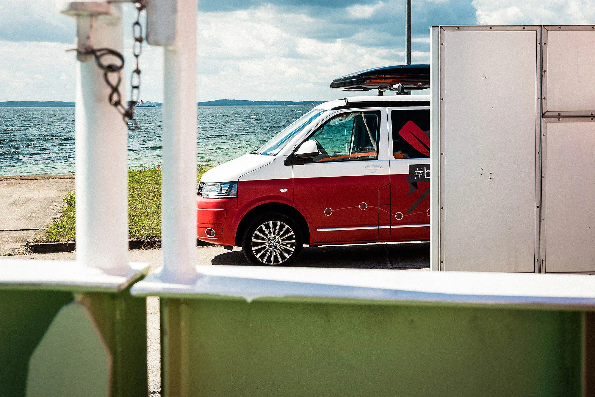 Immer mit von der Partie: unser Camper - Büro und Hotel zugleich. Hier geparkt in Sichtweite zum Seenotrettungskreuzer "Harro Koebke" in Sassnitz auf Rügen.