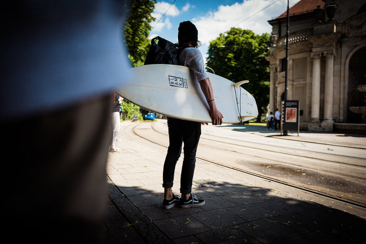 Surferlife in Munich: to guest at the Eisbachwelle.