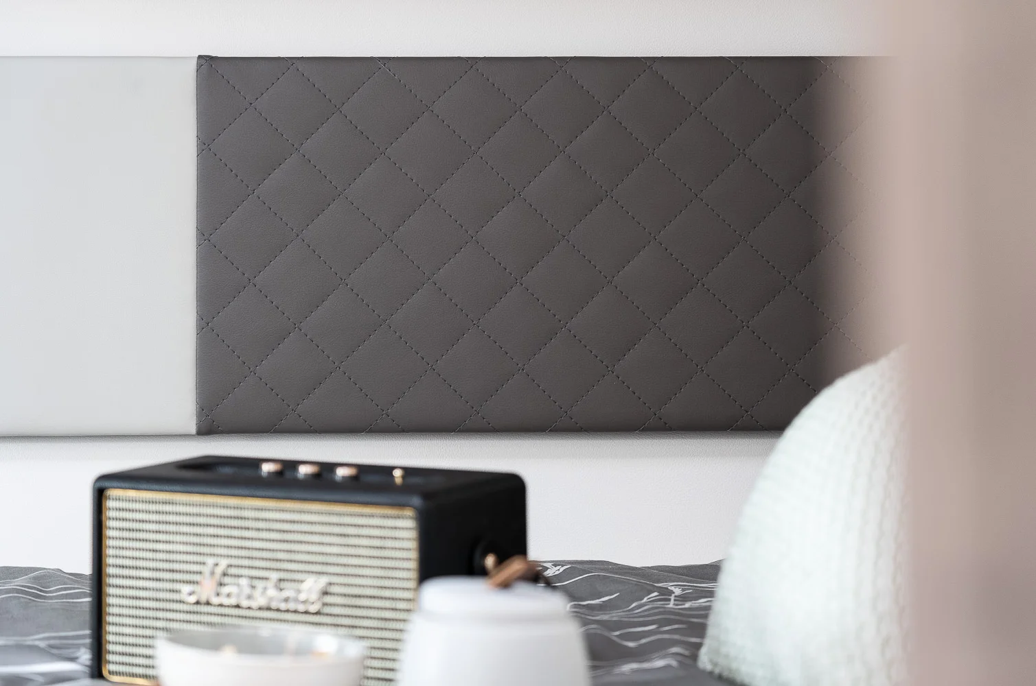 Bett – Wandverkleidung B