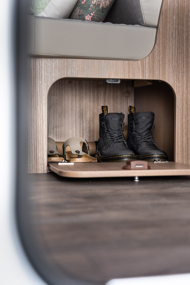 Schrank unter Sitz