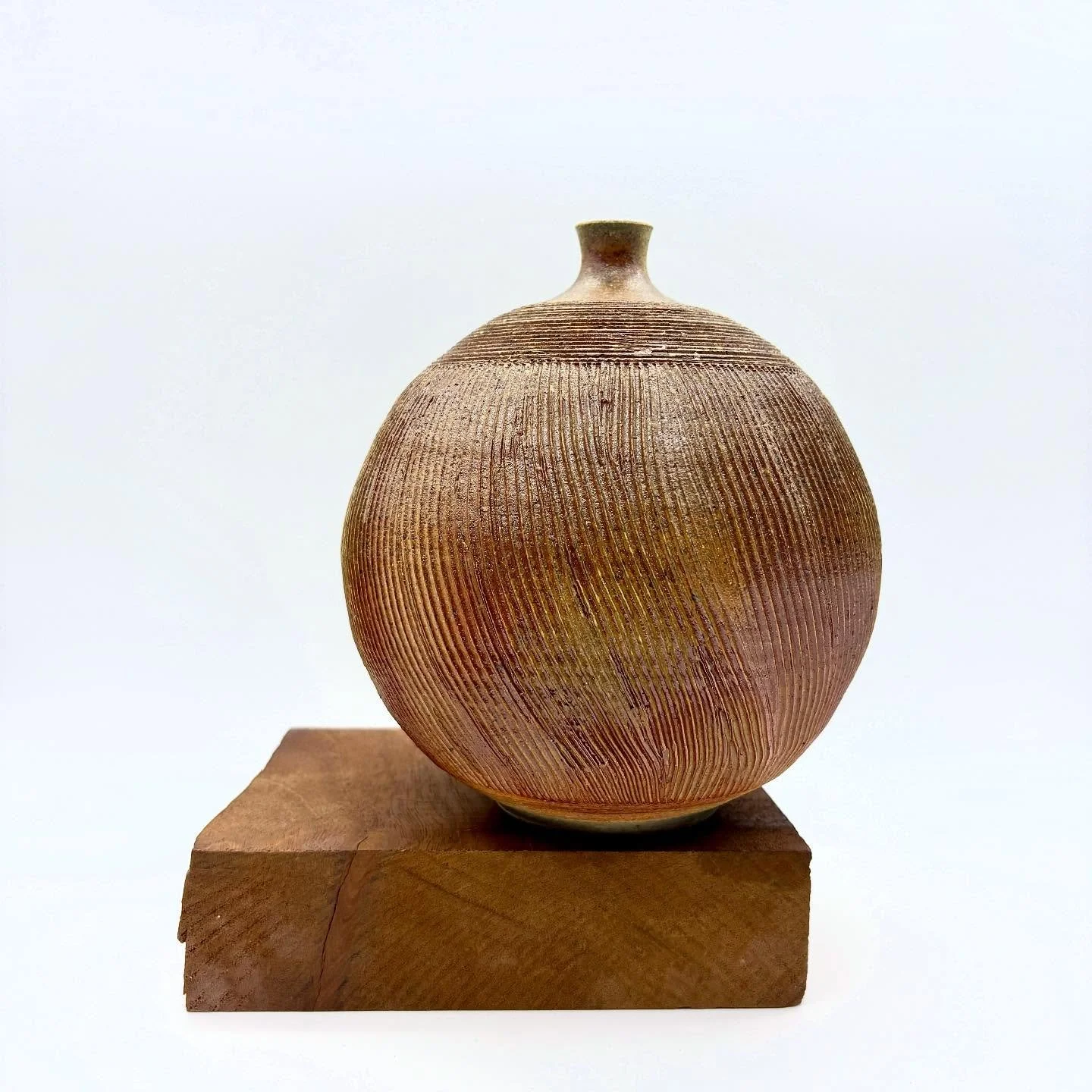 Finally had a chance to unpack a few pots from the Women who woodfire 2025 train kiln @watershedceramics 
Enjoying the textural goodness &amp; flashing on this one 🔥