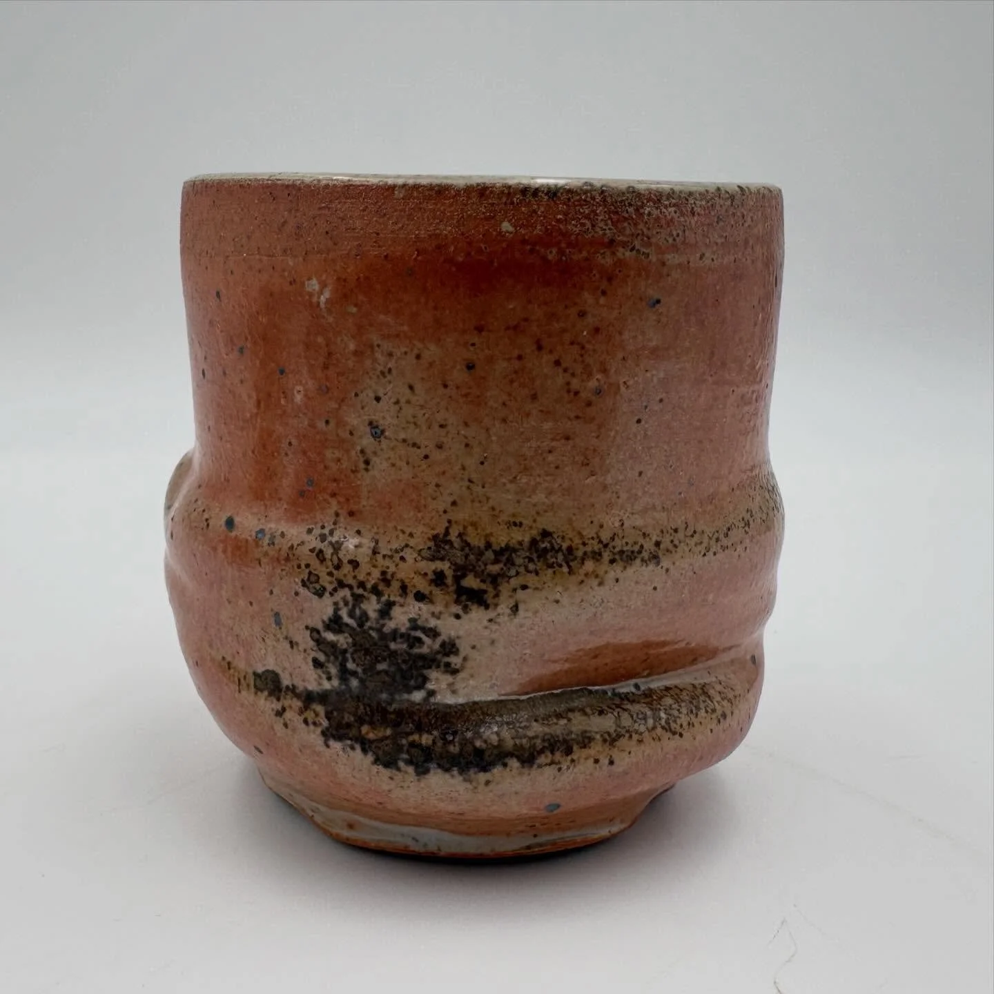Woodfired stoneware shino cup, 2026. 
Fired in Marisa Recchia Compact kiln, kiln designed by @judahbirkeland 🔥
#woodfireceramics