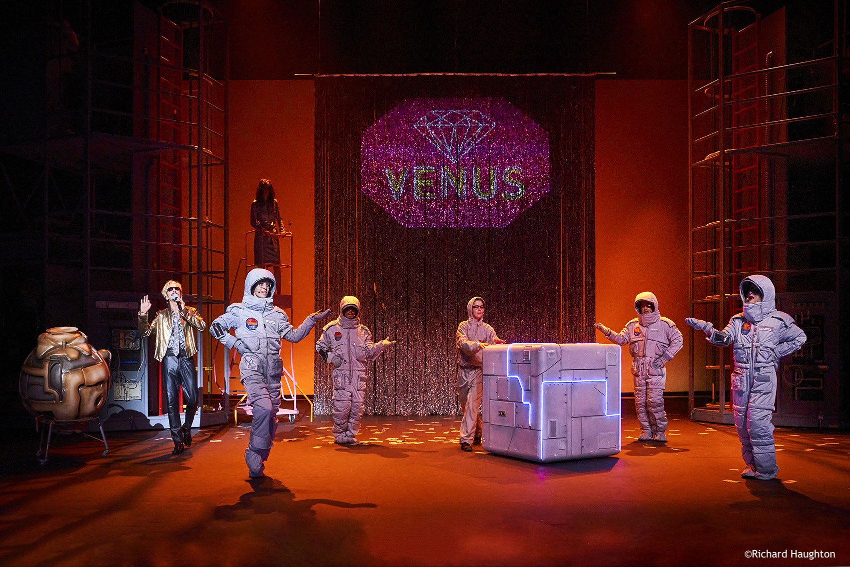 Audrey Vuong-Mars 2037 670.jpg