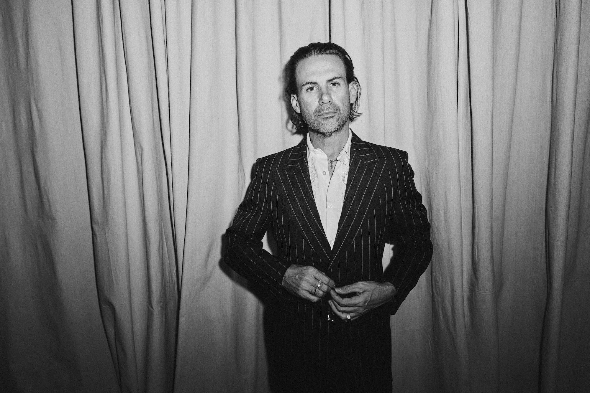 Phil Jamieson savours the moment on latest effervescent single, 'Reading Keats in Byron Bay'