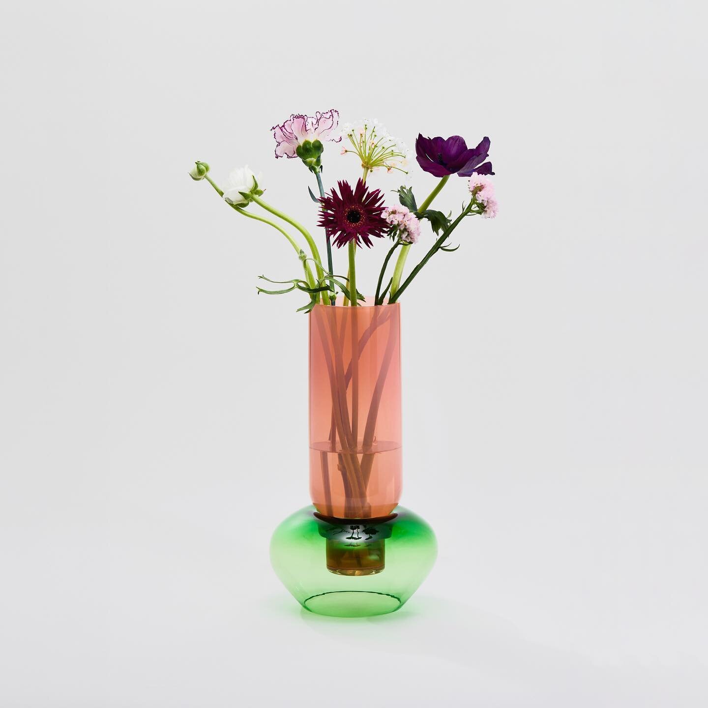 Verso 🌿
&bull;

Verso is a vase that can be used in two ways, the glass bubble down, for large flower bouquets or up, for single flowers.
&bull;
Glass blowing by Niesenglass (CH) @niesenglass_switzerland 
Material : Hand blown Glass 
Year: 2023 
Pho