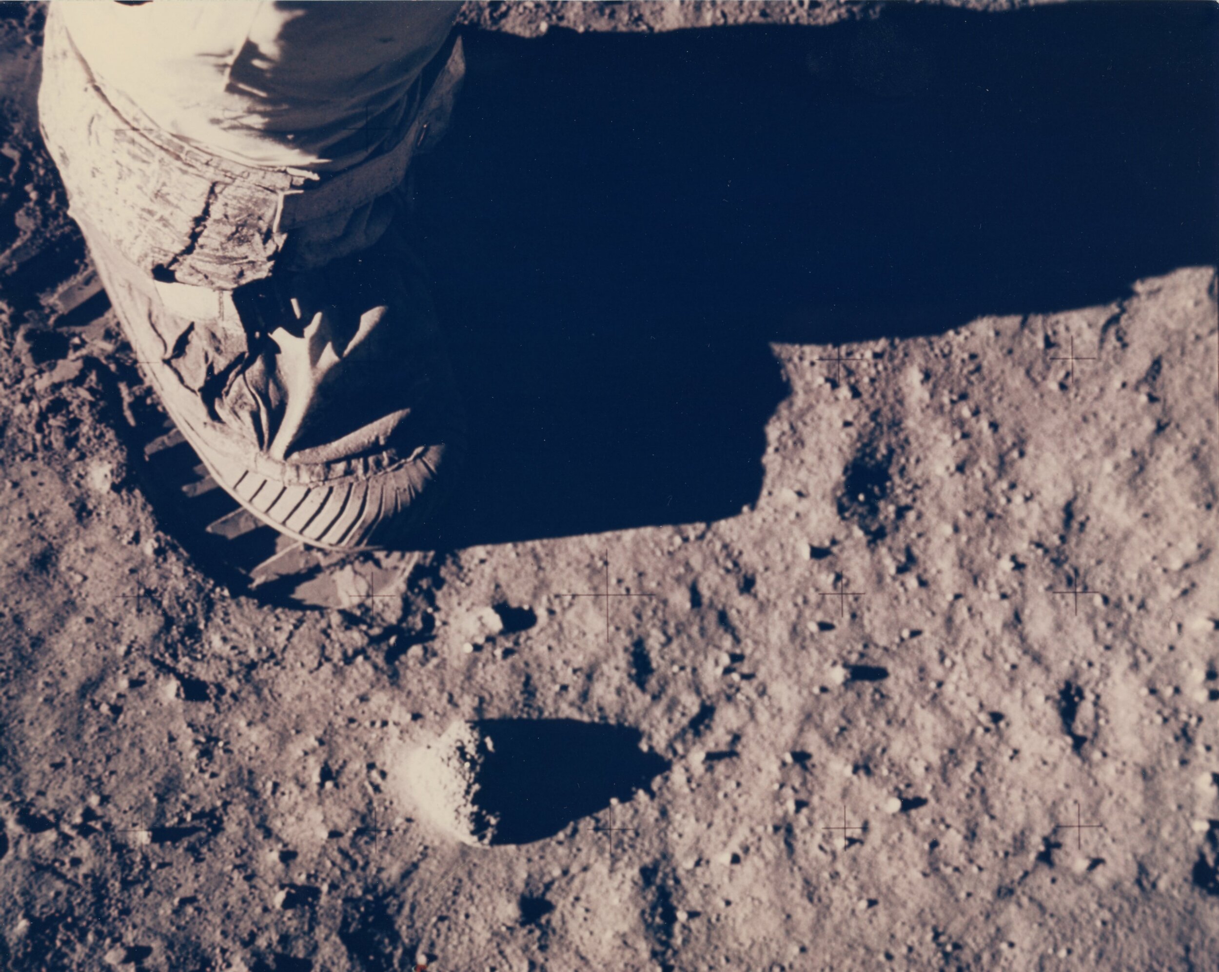 Следы луны 15 глава вк. След на Луне и подошва Армстронга. След Космонавта. Ботинки Космонавтов на Луне.