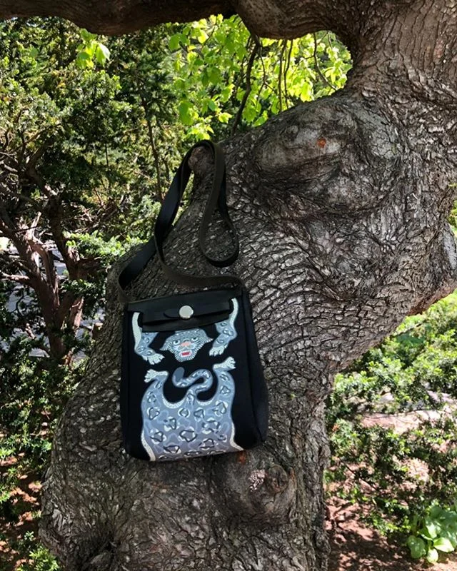 Jaguars are great at climbing trees, but what about snow leopards? 🐆
Herbag TPM coming up for auction on April 28th with @haluxury - check the auction tab on my site for more!
-
#hermes#herbag#hermesherbag#herbagtpm#hermestpm#hermesvintage#snowleopa