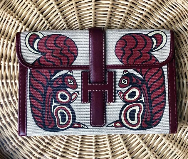 Who run the world? Squirrels 🐿
Pacific Northwest Indian inspired Squirrel Jige 🥜
#hermes#jige#hermesjige#squirrel#squirrels#hermesvintage#hermestoile#hermespainted#hermescustom#hermescustomized#hermesaddict#hermescollector#vintage#style#fashion#art