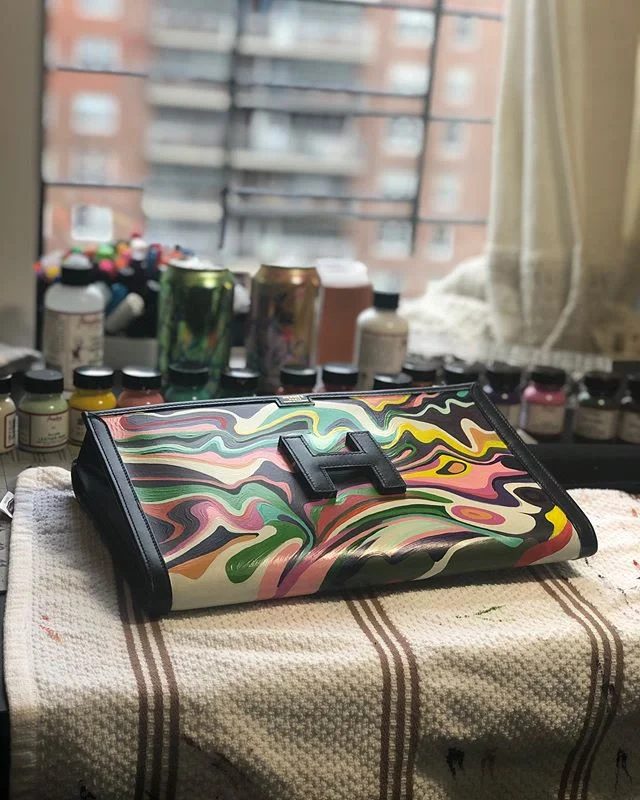 Keep it Colorful! Even on a gray day ☁️
#hermes#jige#hermesjige#paintedbag#paintedbirkin#art#fun#style#fashion#maxpaintsbags#rainbow