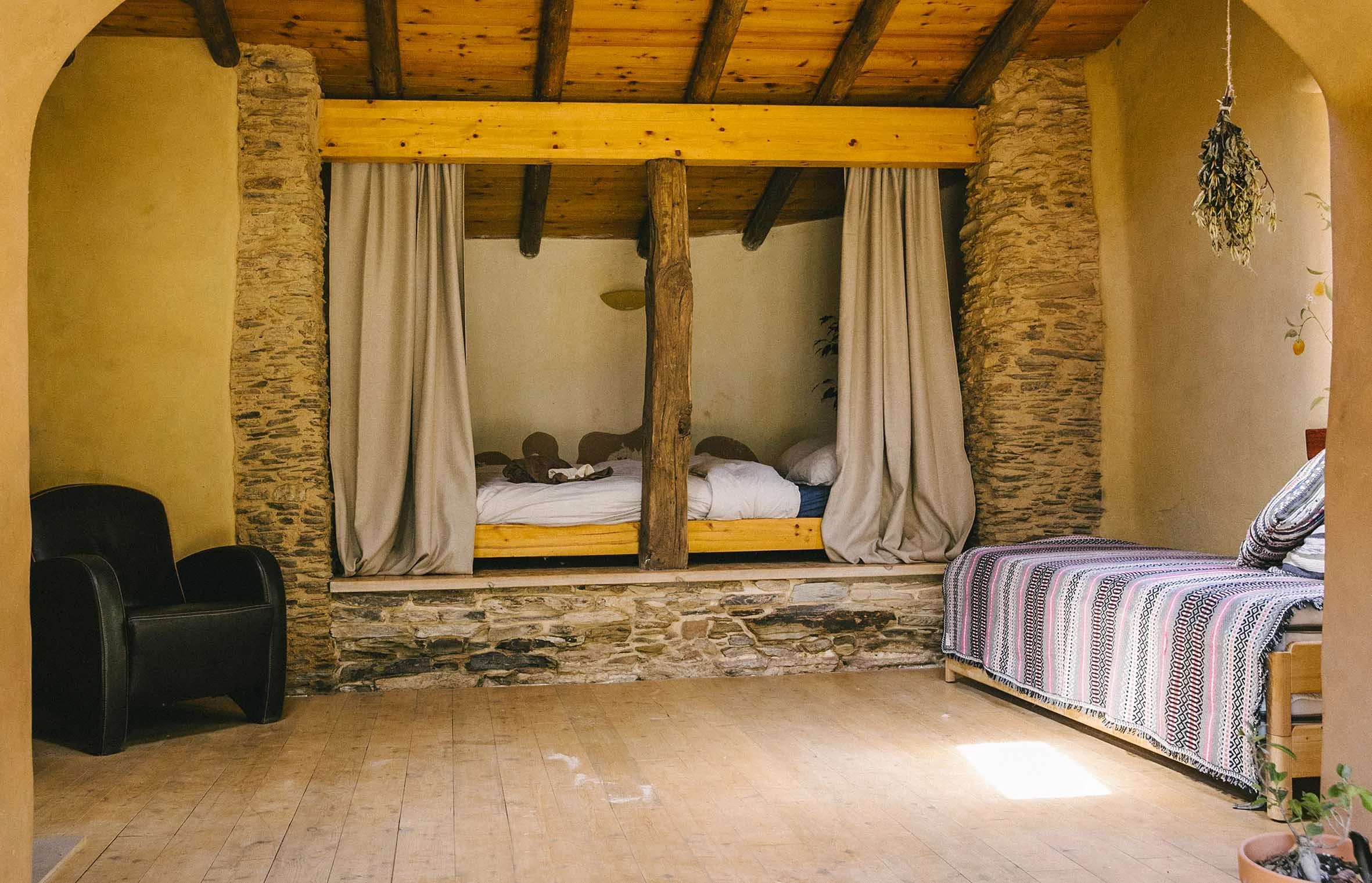 casa-louro-stone-alcove-bed-natural-interior.jpg.jpg