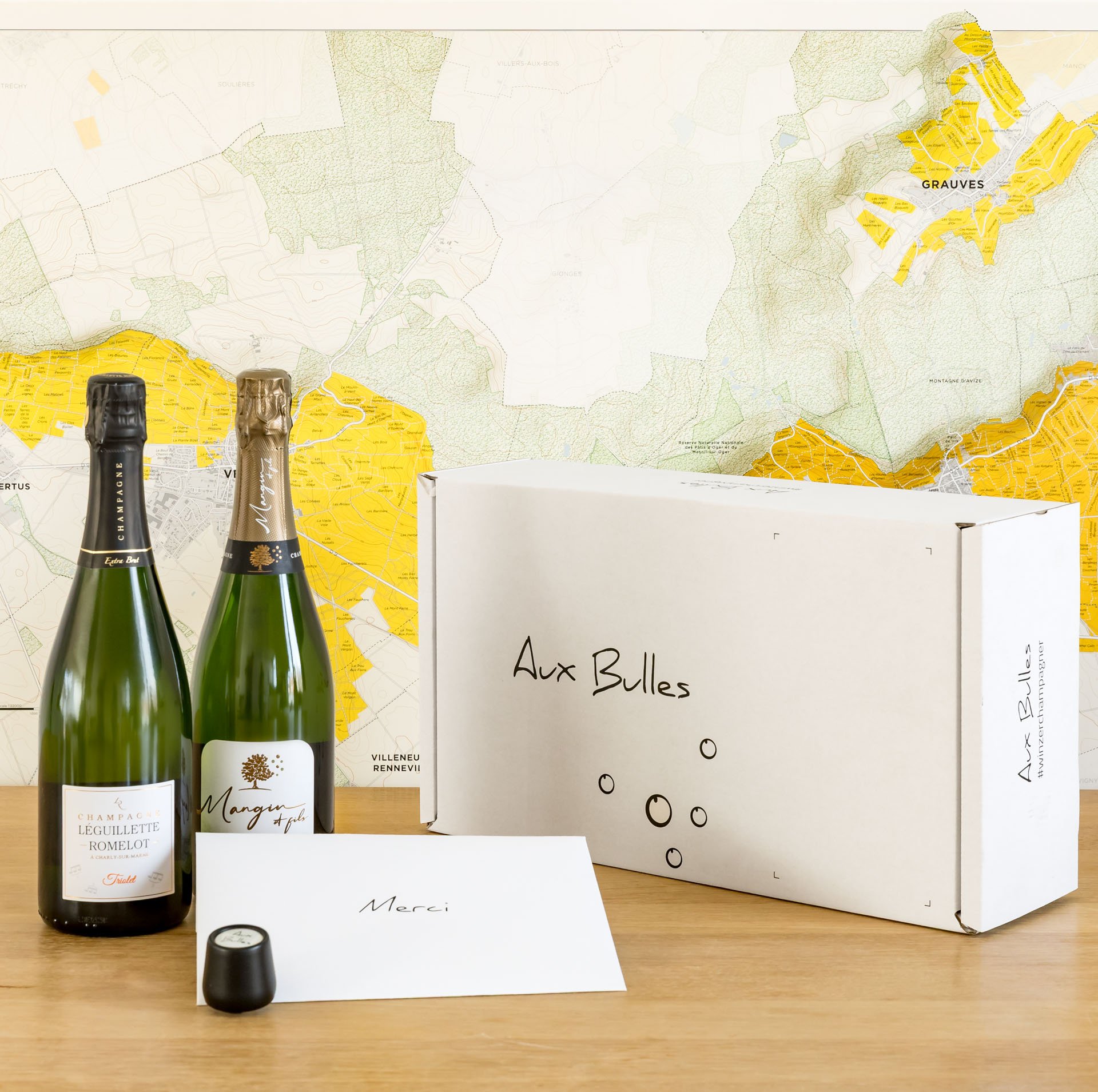 Zwei Flaschen Champagner von Champagne Mangin und Champagner Leguillette Romelot und eine Aux Bulles Champagnerabo von einer Champagnerkarte