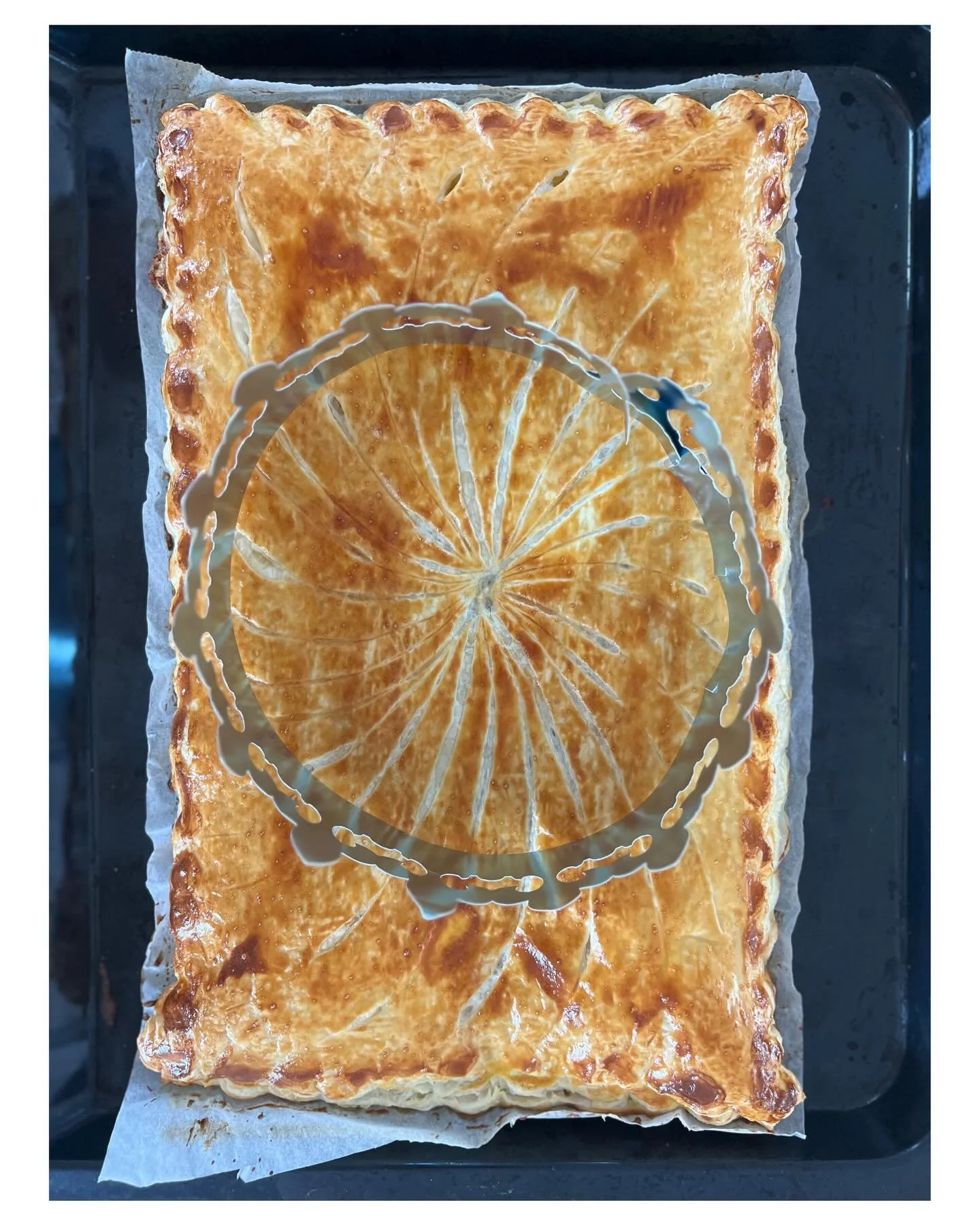 Heute ist &bdquo;Galette des Rois&ldquo; Tag und da ich in &Ouml;sterreich keinen runden Bl&auml;tterteig finde ist unsere Galette rechteckig 😄
Nat&uuml;rlich habe ich wie jedes Jahr vergessen die f&ecirc;ves in der F&uuml;llung zu verstecken (derje