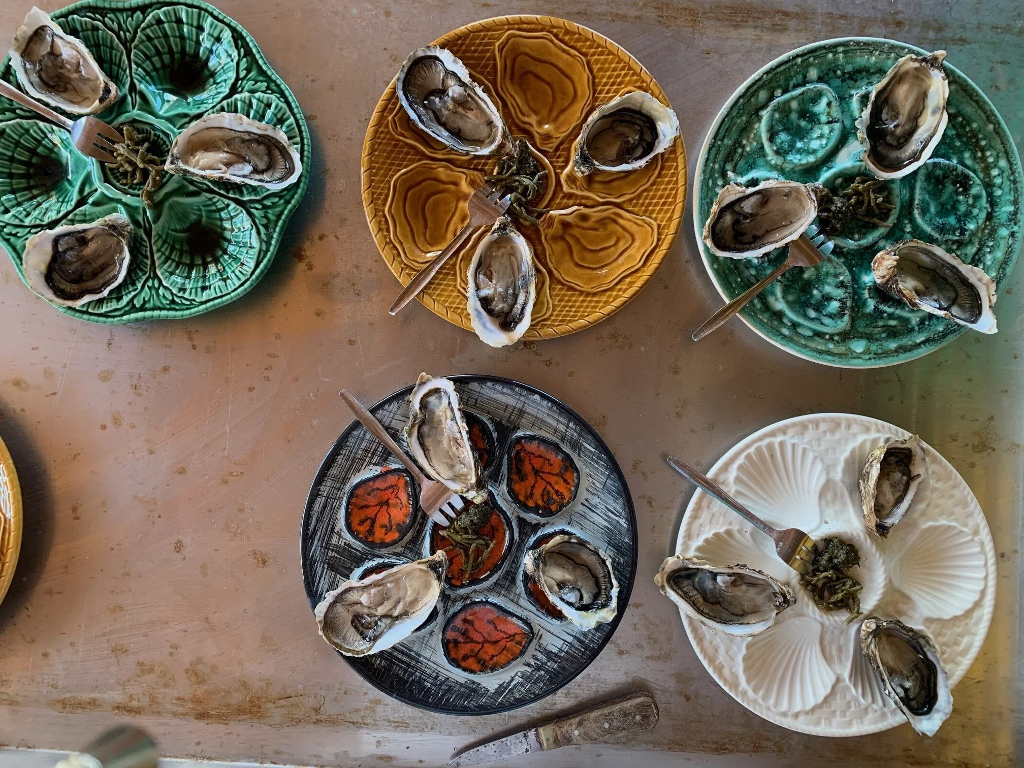 Schöne bunte Austernteller mit geöffneten Austern auf einem hellbraunen Tisch
