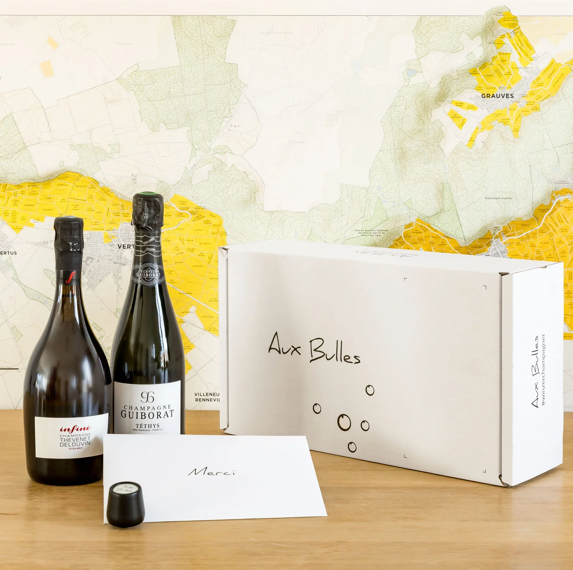 Zwei Flaschen Champagner von Champagne Thevenet Delouvin und Champagne Guiborat und eine Aux Bulles Champagnerabo von einer Champagnerkarte