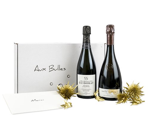 Zwei Flaschen Champagner vor einer Aux Bulles Box mit vergoldeten Disteln dekoriert