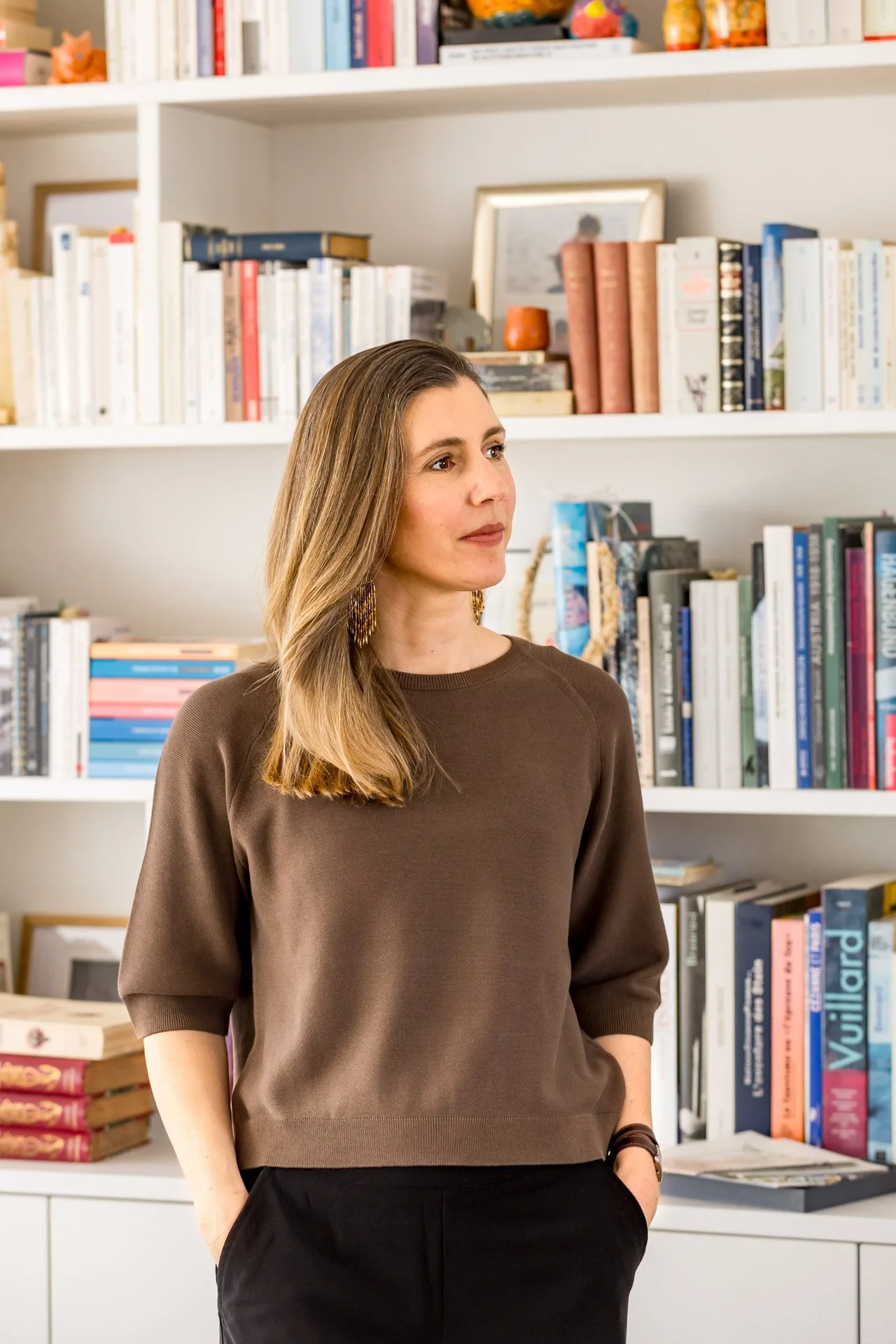 Bérénice Schwaiger vor einem Bücherregal