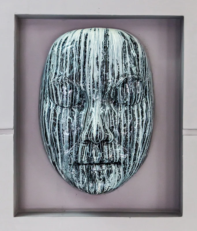 mask N 6 ( sculpture in resine . 60 H x 35 L )