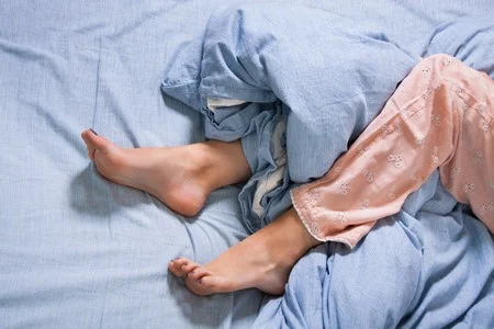 40500542_S_legs_bed_restless_sleeping.jpg