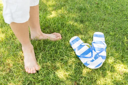 48741656_S_flipflops_childrensfeet_grass_summer.jpg