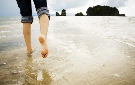 10388003_S_Feet_Beach_Jeans.jpg
